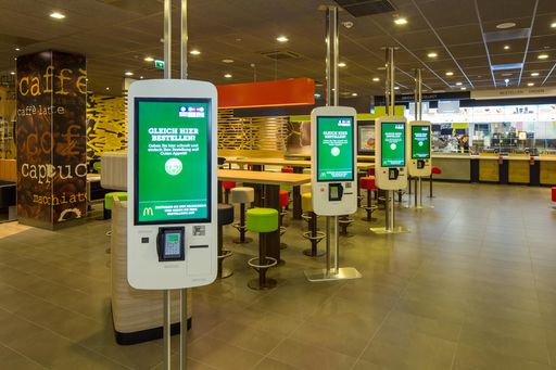 Vorschau Bild von McDonald’s Österreich investiert 2015 in ein neues
Service-Konzept und implementiert als Bestellmöglichkeit zusätzlich
zu den Kassen und der Quick Mac App innovative
Selbstbedienungsterminals.