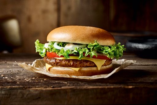 Vorschau Bild von McDonald’s Österreich präsentierte im Jänner 2015
die next-level Burger-Generation: Der Grand Royal mit 100%
österreichischem Alpenrind und besten Zutaten.