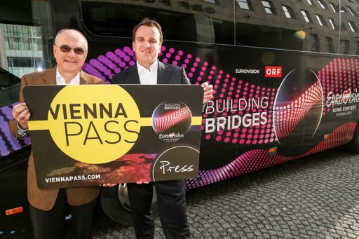  Paul Blaguss übergibt symbolisch den Vienna PASS
an Edgar Böhm, den die akkreditierten Medienvertreter kostenlos
erhalten werden.