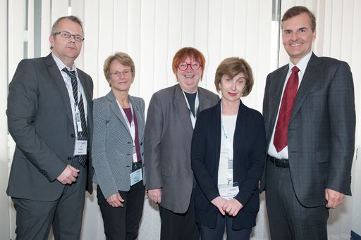 Im Rahmen eines Pressegespräches am Donnerstag, 5.
März, informierten Univ.-Prof. Dr. Wolfgang-Michael Franz, Dir. der
Univ.-Klinik für Innere Medizin III, Kardiologie und Angiologie,
Innsbruck, Prof. Dr. Dr. h.c. Vera Regitz-Zagrosek, Institut für
Geschlechterforschung in der Medizin (GIM), Charité
Universitätsmedizin Berlin, Univ. Doz. Dr. Andrea
Podczeck-Schweighofer, 5. Medizinische Abteilung mit Kardiologie,
Sozialmedizinisches Zentrum Süd - Kaiser-Franz-Josef-Spital, Wien,
Univ. Prof. Dr. Margarethe Hochleitner, Innsbruck und Univ. Prof.
Dr. Guy Friedrich, Kardiologie, Univ. Klinik für Innere Medizin III,
Innsbruck über dieses hochinteressante Thema in der Medizin.