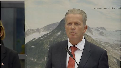Zum Auftakt der ITB in Berlin fand das
traditionelle Mediengespräch mit Wirtschafts- und Tourismusminister
Reinhold Mitterlehner, der Obfrau der Bundessparte Tourismus- und
Freizeitwirtschaft der WKÖ, Petra Nocker-Schwarzenbacher, dem
oberösterreichischen Landesrat Michael Strugl sowie
ÖW-Geschäftsführerin Petra Stolba statt. Im Mittelpunkt standen der
Eurovision Song Contest 2015, für den ein Sonderbudget von 1,2
Millionen EURO zur Verfügung gestellt wird sowie das Potenzial neuer
Märkte in Asien für den heimischen Tourismus. Kamera: Alexander
Hinteregger; Schnitt: Christian Lendl; Sprecher: Roman Mittermayr