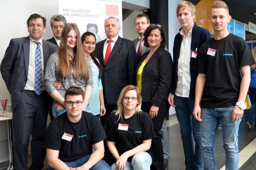  Im Bild v.l.n.r.: Dr Schuster,
Sozialministeriumservice; Generaldirektor Wolfgang Hesoun, Siemens
AG; Sozialminister Rudolf Hundstorfer; Marcus Ramsauer, ELK
Fertighaus; Mag. Charlotte Welzl, Volkshilfe Jobfabrik; diverse
Jugendliche in Ausbildung