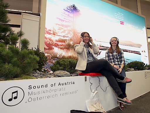 Um im internationalen Wettbewerb zu bestehen,
stellt die Österreich Werbung (ÖW) immer wieder neue Facetten des
Urlaubslandes Österreich ins Scheinwerferlicht. Der aktuelle
Themenschwerpunkt "Österreich. Treffpunkt Europas" legt heuer einen
Fokus auf die Musik, aus diesem Grund steht beim diesjährigen
ITB-Auftritt auch die Musikvielfalt Österreichs im Mittelpunkt.
"Österreich war schon immer und ist bis heute durch das
Aufeinandertreffen unterschiedlicher Kulturen geprägt", erklärt
Petra Stolba, Geschäftsführerin der Österreich Werbung. "Einflüsse
aus Europa, aber auch der ganzen Welt haben die österreichische
Musik und ihre Entwicklung maßgeblich beeinflusst. Heute vermischen
sich in Österreich moderne Klänge mit Klassik, regionale Töne mit
Musik aus aller Welt", sagt sie. / Kamera: Alexander Hinteregger;
Schnitt: Christian Lendl; Sprecher: Roman Mittermayr