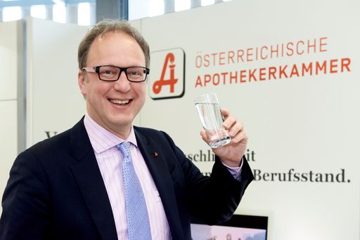 Präsident Wellan: "Wasser hilft den Nieren bei
ihrer Arbeit."