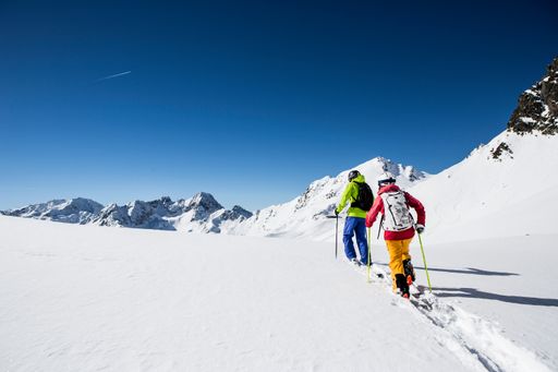 Viele interessante Workshops, traumhafte
Skitouren und eine riesige Test-Area machen die Tiefschneetage in
Kühtai auf 2.020 Metern Seehöhe zu einem Event der Spitzenklasse für
Skitourengeher.