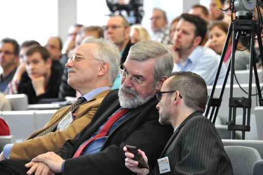 Am Institut für Lerndienstleistungen der FH Lübeck
im Fokus Staatssekretär Rolf Fischer vom Ministerium für Soziales,
Gesundheit, Wissenschaft und Gleichstellung des Landes
Schleswig-Holstein; links Prof. Rolf Granow Direktor des ILD und
Geschäftsführer der oncampus GmbH; rechts Andreas Wittke, FH Lübeck.
Weiterer Text über ots und www.presseportal.de/pm/116119 / Die
Verwendung dieses Bildes ist für redaktionelle Zwecke honorarfrei.
Veröffentlichung bitte unter Quellenangabe: "obs/Fachhochschule
Lübeck/Nicole Gawlik"