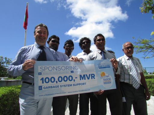  Alois Männer und das Reisebüro Bunte Urlaubswelt
sponsern ein neues Müllentsorgungsprojekt mit 100.000
Malediven-Rupien (ca. 7.800 USD), um die Malediven in ihrer
Schönheit zu erhalten.