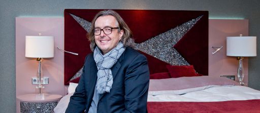 Helmut Wastl präsentiert das Kristall-Bett exklusiv in Österreich