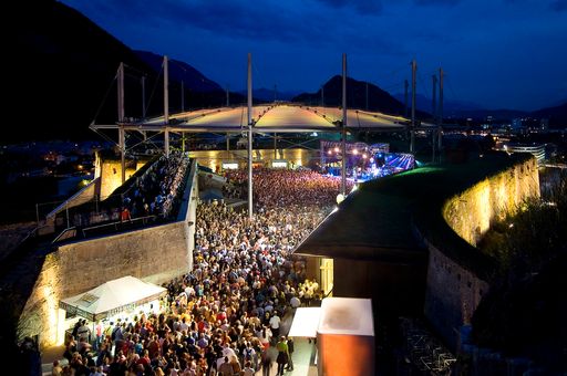  Die Festungsarena hat sich mittlerweile als eine der
attraktivsten Eventlocations in Tirol etabliert.