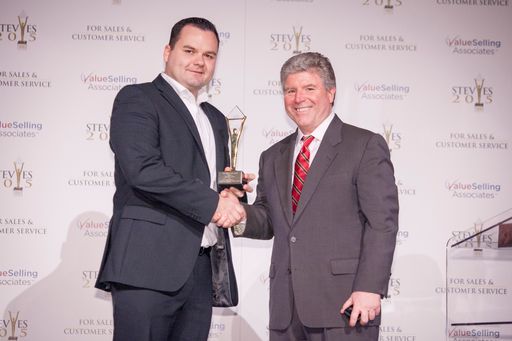  Arthur Markiewicz, CCC Project Management, nimmt
Award Trophäe von Stevie Organisator Michael Gallagher entgegen.