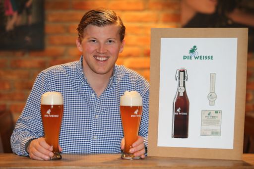 Braumeister und GF Felix Gmachl von der
Salzburger Weissbierbrauei mit seiner Bio-Weissen ohne Gluten.