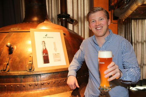 Vorschau Bild von Braumeister und GF Felix Gmachl von der
Salzburger Weissbierbrauei mit seiner Bio-Weissen ohne Gluten.