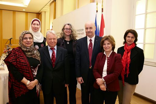  http://www.apa-fotoservice.at/galerie/6492/ Im Bild
v.l.n.r.: Shahina Siddiqui (Direktorin der Islamic Social Services
Association, Winnipeg/Kanada), Carla Amina Baghajati
(Medienreferentin der Islamischen Glaubensgemeinschaft in Österreich
- IGGiÖ), Dr. Hans Winkler (Direktor, Diplomatische Akademie Wien),
Mag. Verena Fabris (Leitung Beratungsstelle Extremismus), Mark E.
Bailey (Botschafter von Kanada in Österreich), Dr. Edit Schlaffer
(Gründerin und Direktorin der NGO „Frauen ohne Grenzen”), Mag.
Ingrid Steiner-Gashi (Moderatorin, Journalistin, KURIER)