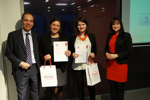 Günter Thumser (Präsident Henkel CEE), Sieger-Team "A&G"
(Annabelle Mai, Gloria Pölz) und Judita Kucsera (Recruitment Henkel
CEE)
