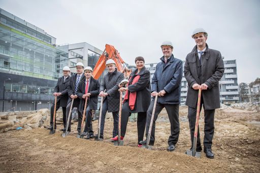 Den kühlen Wetterbedingungen trotzend schritten
vergangenen Freitag am Standort Vienna Biocenter (v.l.n.r.) Michel
Pairet, Senior Corporate Vice President of Research and Non-clinical
Development (Boehringer Ingelheim), Jan-Michael Peters,
wissenschaftlicher Direktor des IMP, Hans Wenkenbach, COO der
Baufirma PORR, Horst Reiner, Geschäftsführer Büro Wien (ATP
Architekten Ingenieure), Renate Brauner, Vizebürgermeisterin der
Stadt Wien, Philipp von Lattorff, Generaldirektor Boehringer
Ingelheim Regional Center Vienna sowie Harald Isemann,
kaufmännischer Direktor des IMP, gemeinsam zum Spatenstich für das
neue Gebäude des Forschungsinstituts für Molekulare Pathologie
(IMP).