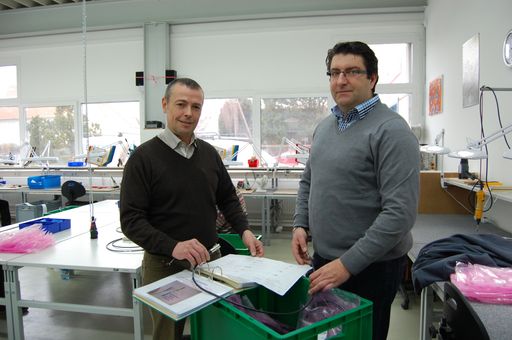  Im Bild v.l.: REiNTEGRA-Betriebsleiter Gerhard
Lechner und Consys-Geschäftsführer Michael Brauner starten die
Kooperation in der neu adaptierten Werkshalle von REiNTEGRA.