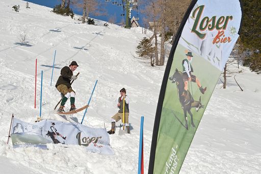 Vorschau Bild von Spektakuläre Abfahrten wagemutiger Rennfahrer waren zu sehen beim
traditionellen Loser Bier Fassdauben Rennen beim Loserhütten
Steilhang im Skiresort Loser in Altaussee.