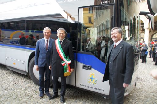  Taufe des neuen sab-Busses durch einen hochrangigen Vertreter der
Stadt Modena im Beisein der sabtours Geschäftsleitung Mag. Wolfgang
Stöttinger und Stadt Linz Gemeinderat DI Kleinhanns