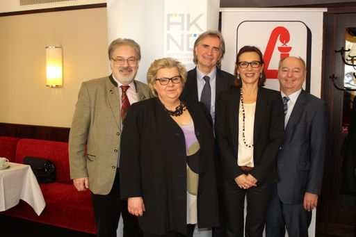 v.l.n.r.: MR Dr. Dietmar Baumgartner, Dr. Irmgard
Lechner, Prim. Univ.-Prof. Dr. Karl Zwiauer, Univ.-Prof. Dr. Ursula
Wiedermann-Schmidt, Mag. pharm. Heinz Haberfeld