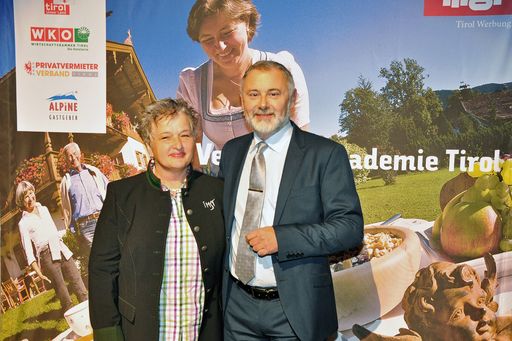 Gerhard Föger, Vorstand der Abteilung Tourismus/Land Tirol,
gratuliert TVB-Aufsichtsrätin Frau Angelika Thaler zum fulminanten
Start der Vermieterakademie-Seminare.