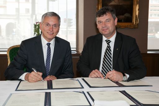 Infrastrukturminister Alois Stöger und sein
slowenischer Amtskollege Peter Gaspersic unterzeichnen das Abkommen
zum Karawankentunnel