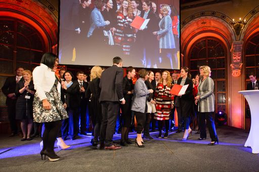  H&M wird von GREAT PLACE TO WORK® als "Beste
Arbeitgeber 2015" in der Kategorie X-Large ausgezeichnet.