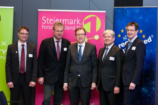  v.l.n.r.: Stefan Grünwald (FH CAMPUS 02), Direktor
Karl-Heinz Dernoscheg (WKO Steiermark), Landesrat Christian Buchmann
(Land Steiermark), Erich Brugger (FH CAMPUS 02), Christian Kittl
(evolaris next level GmbH).