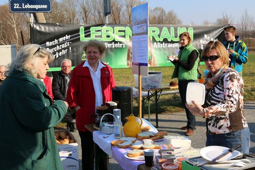 Vorschau Bild von Bewohner im Gespräch mit BI Leiterin