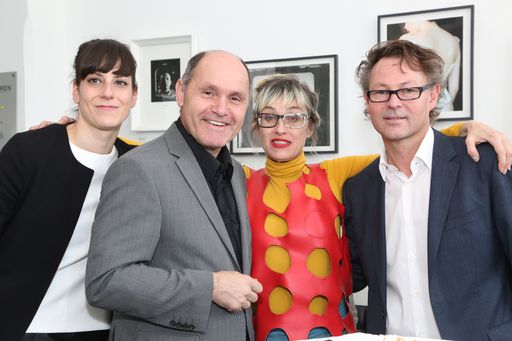  http://www.apa-fotoservice.at/galerie/6495 Im Bild
vlnr.: Stephanie Damianitsch (Kuratorin Kunsthalle Krems),
Landeshauptmann-Stv. Wolfgang Sobotka, Pipilotti Rist (Künstlerin),
Hans-Peter Wipplinger (Direktor Kunsthalle Krems und Kurator)