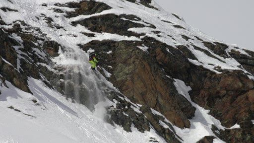 Das Face des OPEN FACES Obergurgl – Hochgurgl
gilt nicht umsonst als eines der herausforderndsten Faces der Szene.
Heute setzte der „Hangerer“ aufgrund der schwierigen
Witterungsverhältnisse noch einen drauf. Ein Fall für einige der
stärksten Rider der Freeride World Qualifier Tour, die beim letzten
4*Qualifier auf europäischem Boden auch noch um die begehrten
Startplätze in der Freeride World Tour kämpften. Stark präsentierten
sich im Ötztal einmal mehr die heimischen Rider, allen voran ein
Tiroler Premierensieger.