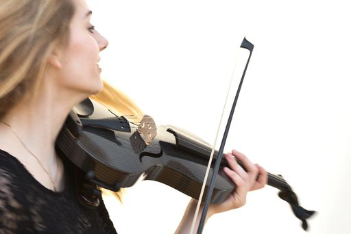 Unkonventionell und erfolgreich: Erstmalig gewinnt
eine Violine aus dem Werkstoff Carbon den Deutschen
Musikinstrumentenpreis 2015. Weiterer Text über ots und
www.presseportal.de/pm/116490 / Die Verwendung dieses Bildes ist für
redaktionelle Zwecke honorarfrei. Veröffentlichung bitte unter
Quellenangabe: "obs/mezzo-forte Streichinstrumente/Hilla Südhaus"