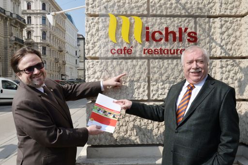 Namenspatron Michael Häupl mit Wien Work-Geschäftsführer Wolfgang
Sperl vor dem Michl's