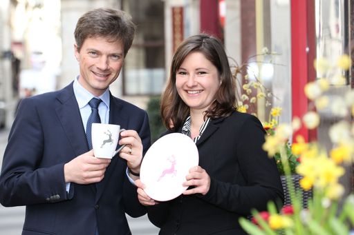 http://www.apa-fotoservice.at/galerie/6423 Im Bild:
v.l.n.r.: Jakob von Wolff (Geschäftsführung Gmundner Keramik), Mag.
Christina Nagl (Marketingleitung Gmundner Keramik)