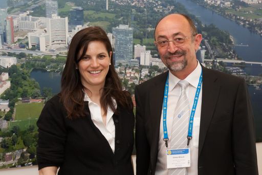  Dr. Susanne Baumann-Söllner (Direktorin Austria
Center Vienna) und Univ.-Prof. DI Dr. Günter Blöschl (Präsident der
EGU) am EGU-Kongress