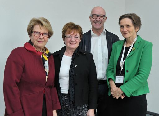 Im Bild v.l.n.r.: Waltraud Klasnic, Präsidentin des
Dachverbandes Hospiz Österreich, Marianne Klicka, Dritte Präsidentin
des Wiener Landtags, Dr. Harald Retschitzegger MSc (Palliative
Care), Präsident der Österreichischen Palliativgesellschaft (OPG),
Primaria Dr.in Katharina Pils, Präsidentin des 10. Gemeinsamen
Österreichisch-Deutschen Geriatriekongresses