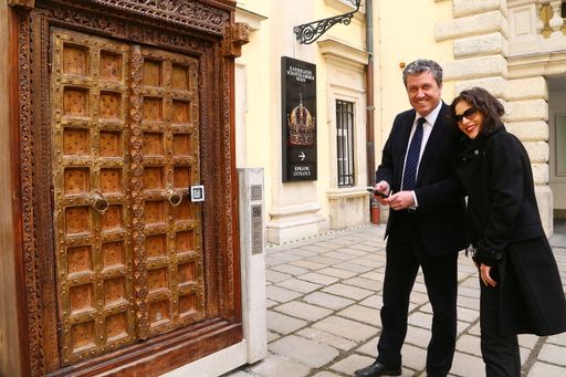  Burghauptmann Reinhold Sahl und Pérola Bonfanti,
Mastermind von „4 ASSE“
