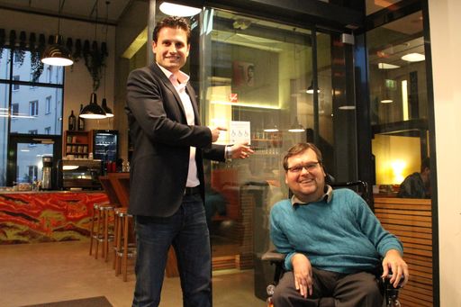 Vorschau Bild von Hotel Manager Andreas Purtscher vomm Zeitgeist
Vienna Hauptbahnhof präsentiert stolz die Auszeichnung für
Barrierefreiheit seines Restaurants Pergola.