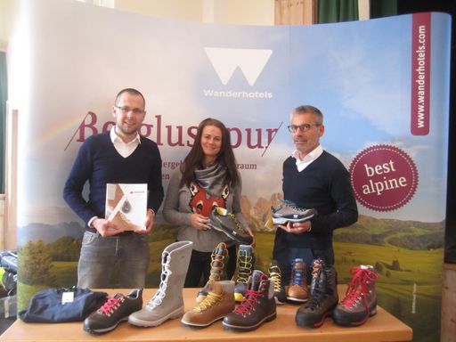 Christian Wolsegger (Vertriebsleiter Dachstein), Tanja Miksch
(Österreichische Vizepräsidentin Wanderhotels), Stefan Fauster
(Südtiroler Präsident der Wanderhotels)