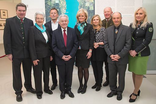 http://www.apa-fotoservice.at/galerie/6545
Saisonauftakt im Gustav Klimt Zentrum am Attersee 28.3.2015. Im Bild
v.l.n.r.: Bgm. Gerhard Gründl, Galeristin Käthe Zwach, Dir. Mag.
Peter Weinhäupl, Landeshauptmann Dr. Josef Pühringer, Eva Knoll, GF
Mag. Sandra Tretter, GF Karlheinz Eder, Bgm. Dr. Johann Reiter, NR
Abgeordnete Dr. Angelika Winzig