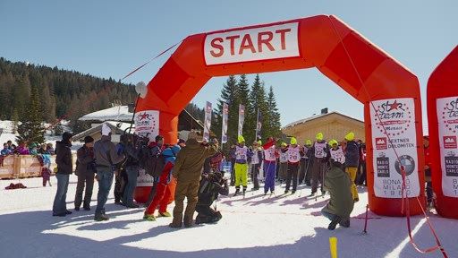 Zahlreiche internationale Sportstars und Prominenz
aus dem europäischen Adel folgten am Wochenende der Einladung von
Fürst Albert II von Monaco ins Südtiroler Sexten im Hochpustertal:
Mit einem spektakulären Slalom-Bewerb und einem aufsehenerregenden
Biathlonrennen fand das 10. „World Stars Ski Event“ am Samstag, den
28. März 2015, seinen fulminanten Höhepunkt. Der Startschuss in das
Charity-Event wurde bereits freitagabends bei einem exklusiven
Galadinner gegeben. Das von Fürst Albert und Mauro Serra im Jahre
1993 gegründete „Star Team for Children“ sammelte die stolze Summe
von 20.000 Euro, welche bedürftigen Kindern zu Gute kommt.