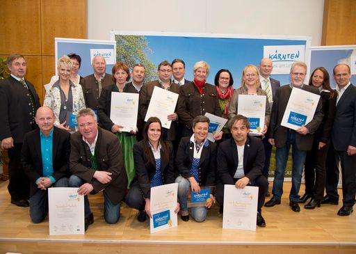  Verleihung des Kärnten-Gütesiegels an 12 neue Tourismusbetriebe
durch Tourismus-Landesrat Christian Benger, Kärnten Werbung
Christian Kresse sowie Geschäftsführer Günter Mussnig