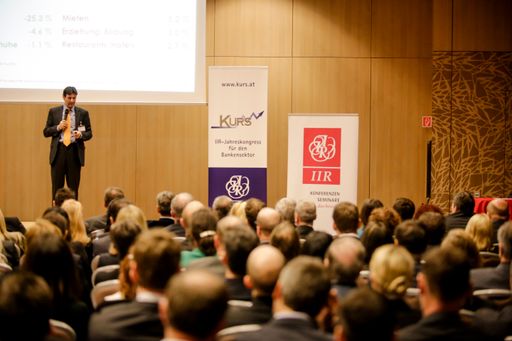 Vorschau Bild von Was hat sich in den 10 Jahren seit der ersten KURS auf den
Finanzmärkten getan? Auch Mag. Peter Brezinschek (Raiffeisen Bank
International AG) durfte in diesem Jahr mit seinem alljährlichen
Konjunkturausblick nicht fehlen.