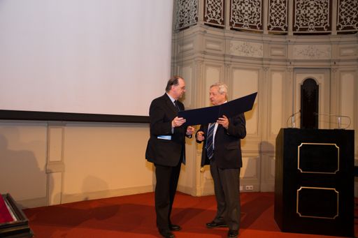 Vorschau Bild von Herr Univ.-Prof. Dr. Franz Kainberger (links) übergibt die
Ehrenmitgliedschaft an Herrn Univ.-Prof. Dr. Wolfgang Graninger
(rechts)