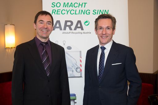 http://www.apa-fotoservice.at/galerie/6557 Im Bild
(v.l.n.r.): DI Mag. Harald Pilz (denkstatt GmbH), Dr. Christoph
Scharff (Altstoff Recycling Austria AG)