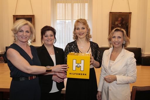 Das Annemarie-Imhof-Komitee (AIK) lud am 11. April
2015 bereits zum 30. Mal zum Festabend für das Wiener Hilfswerk.
Ausnahmesängerin Elīna Garanča begeisterte, das Publikum im Haus der
Industrie dankte es mit Standing Ovations. Der Erlös der
Veranstaltung kommt dem Club 21 des Wiener Hilfswerks zugute.