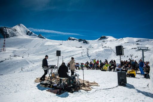 Lea Santee und Philipp Kohlweg live auf 2.600 Meter Höhe auf dem
Kitzsteinhorn in Zell am See-Kaprun