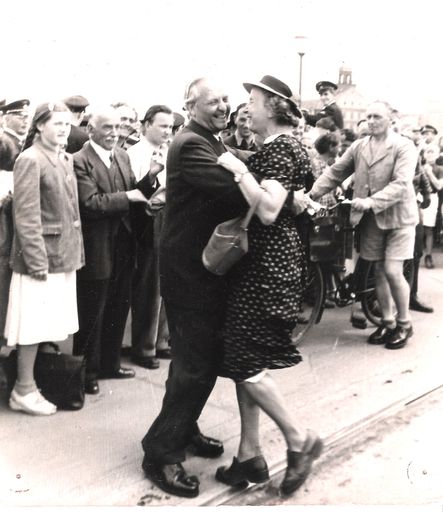 Tanz auf der Nibelungenbrücke anlässlich der Aufhebung der
Brückenkontrolle durch die Alliierten, 8. Juni 1953