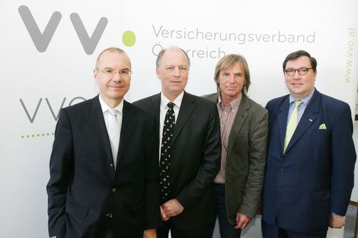  http://www.apa-fotoservice.at/galerie/6540 Dr.
Wolfram Littich (VVO-Vizepräsident und Vorstandsvorsitzender der
Allianz Gruppe in Österreich), Dr. Othmar Thann (Direktor des KFV),
August "Gustl" Auinger (Motorrad-Profi und fünffacher Grand
Prix-Sieger) und Dr. Louis Norman-Audenhove (Generalsekretär des
österreichischen Versicherungsverbandes VVO)