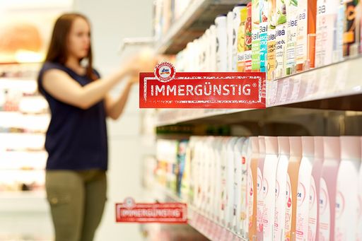 Vorschau Bild von dm Kunden kaufen „immergünstig“ ein: Mehr als 2.000 Artikel
wurden im Jänner auf Dauer preisgesenkt.