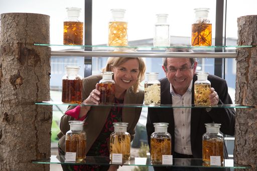 Hera Lind & Siegfried Fink mit Heilkräuterauszügen
bei der Firma Sonnenmoor in Anthering bei Salzburg.Foto: Franz
Neumayr 5.3.2015